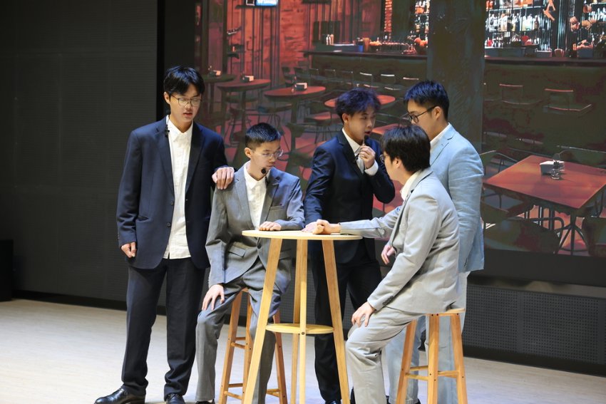 图 1  演出第一幕——陈嘉震正在与同学们讨论回国事宜.jpg